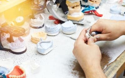 Zahnspangen Material: Welche Materialien kommen in Frage? Welche Vor- & Nachteile haben die verschiedenen Materialien?