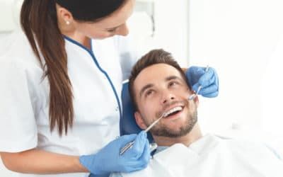 Junger Mann wird zum letzten mal nach dem entfernen einer Zahnspange kontrolliert
