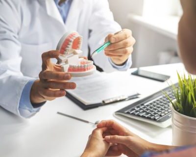 Arzt bespricht mit dem Patienten eine Behandlung